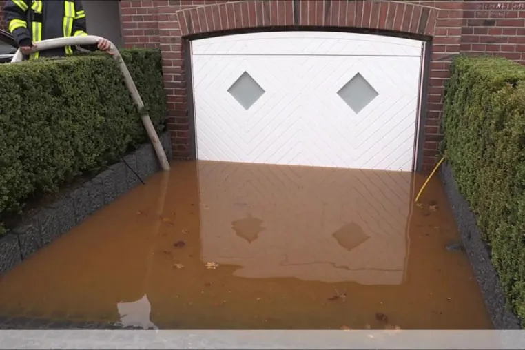 Patentierte Weltneuheit: Das wasserdichte Tor- und Türsystem AquaLOCK Bild: Patentierte Weltneuheit: Das wasserdichte Tor- und Türsystem AquaLOCK