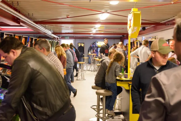 Bild: 400 Flipper-begeisterte Besucher im Bünder Flipperautomaten-Fachgeschäft