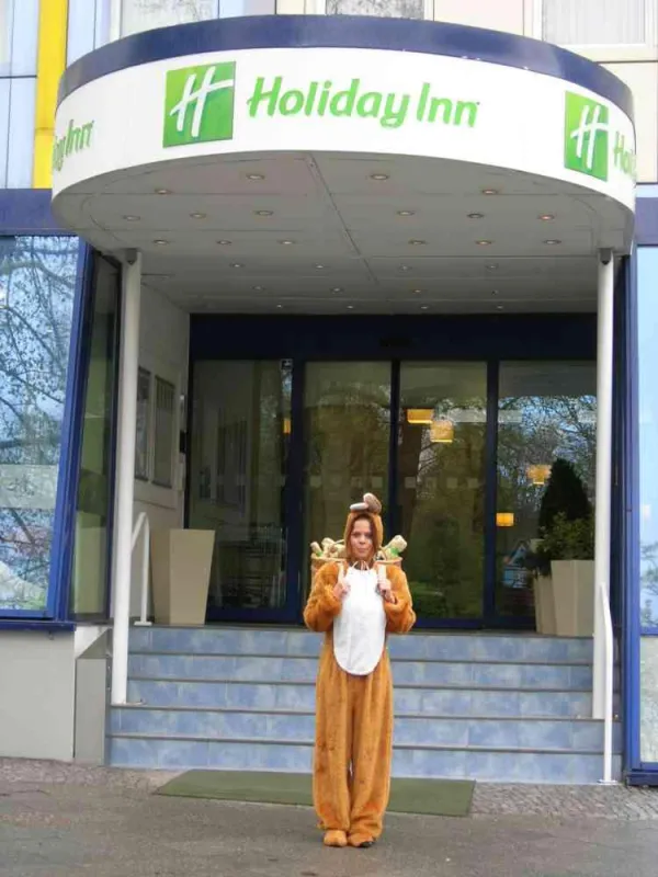 Jacqueline Vandamme, Direktionssekretärin im Holiday Inn Berlin-Mitte, auf spezieller Oster-Mission