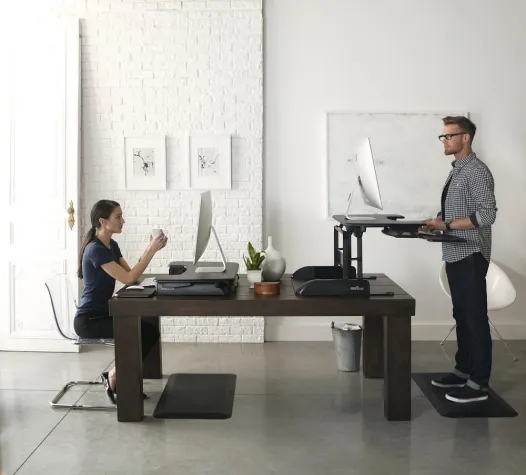 Bild: VARIDESK präsentiert Sitz-/Steh-Lösung