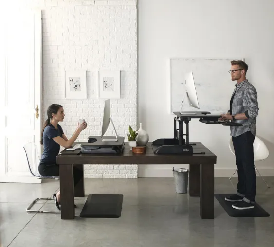 VARIDESK präsentiert Sitz-/Steh-Lösung Bild: VARIDESK präsentiert Sitz-/Steh-Lösung
