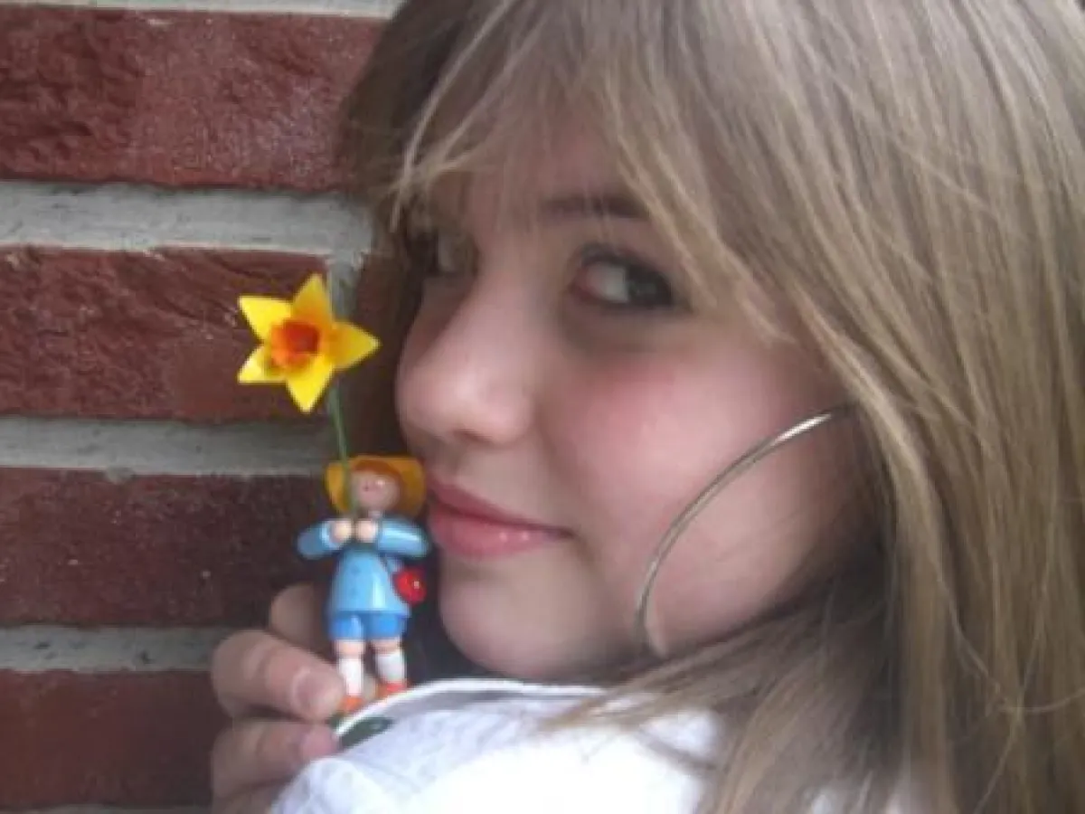 Katharina ( 13 ) präsentiert stolz ein erzgebirgisches Blumenkind