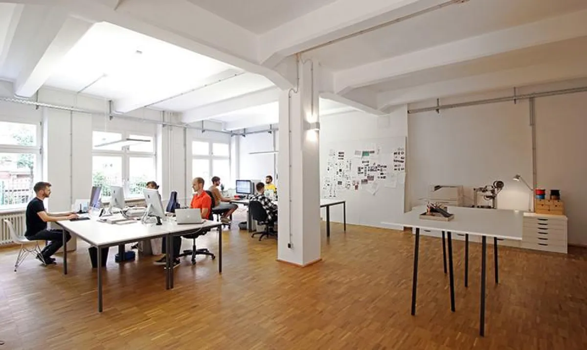 Im Gemeinschaftsbüro arbeitet das Schumacher-Team an integrierten Arbeitsinseln