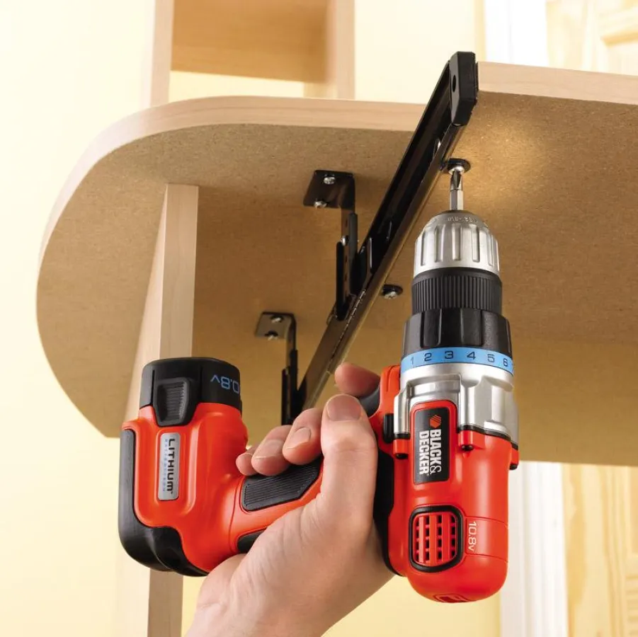 Mit dem ultrakompakten 10,8 V-Li-Ion-Akku-Schrauber von Black & Decker kommt man selbst in Winkel und Ecken.