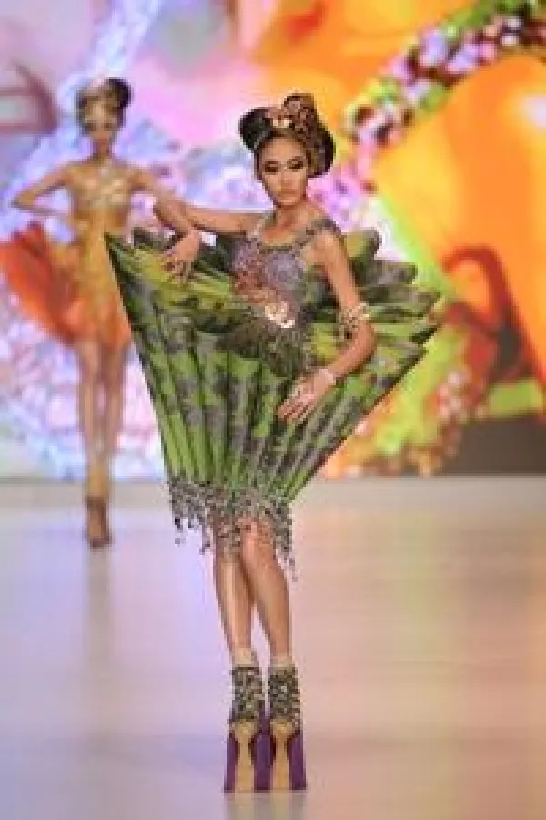 Der chinesische Designer Guo Pei zeigte seine Mode auf der Extravaganza Show. Foto: HKTDC