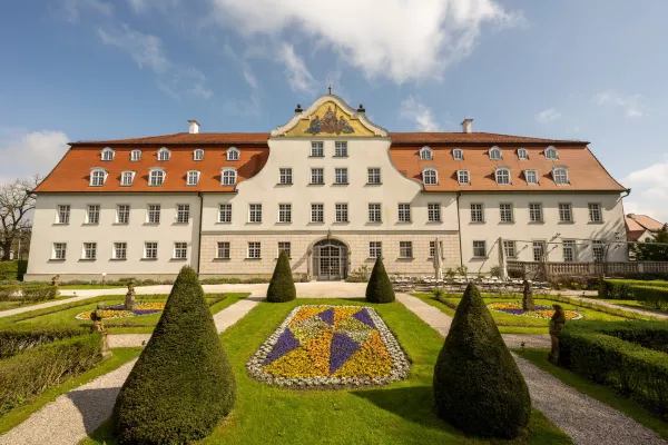 Bild: Kunstausstellung "FREIraum" auf Schloss Lautrach: Künstlergruppe SPUR19 präsentiert innovative Werke
