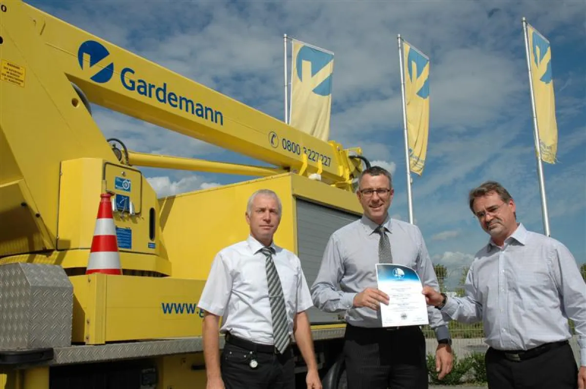 Übergabe des Zertifikats in der Gardemann Arbeitsbühnen Zentrale in Alpen