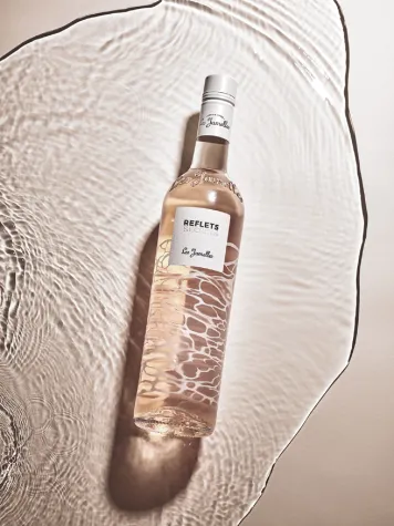 Bild: Der Frühling ist da: Zeit für den neuen eleganten Rosé Reflets Secrets von les Jamelles 