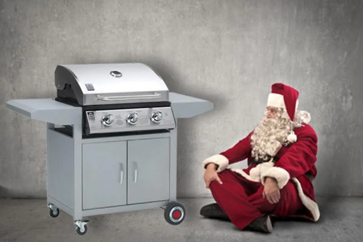 Schwer zu tragen hat der Weihnachtsmann an manchen Grill