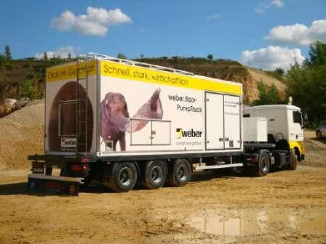 Der weber.floor PumpTruck: leistungsstarke, moderne Misch- und Pumptechnik auf Rädern.