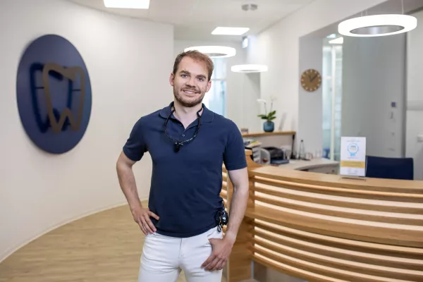Bild: Ausgezeichnete Qualität: Die Zahnarztpraxis Dr. Hoy erhält erneut 5-Sterne Qualitätssiegel