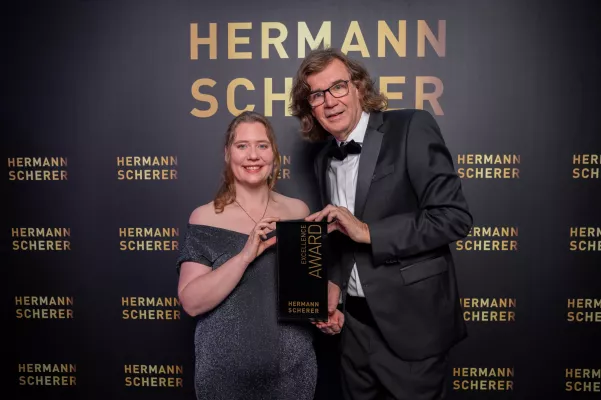 Ariane Krahl katapultiert Publikum in 240 Sek in den Urlaub – gewinnt InternationalenSpeakerSlam in Wiesbaden Bild: Ariane Krahl katapultiert Publikum in 240 Sek in den Urlaub – gewinnt InternationalenSpeakerSlam in Wiesbaden