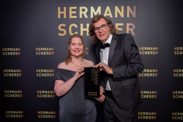 Bild: Ariane Krahl katapultiert Publikum in 240 Sek in den Urlaub – gewinnt InternationalenSpeakerSlam in Wiesbaden