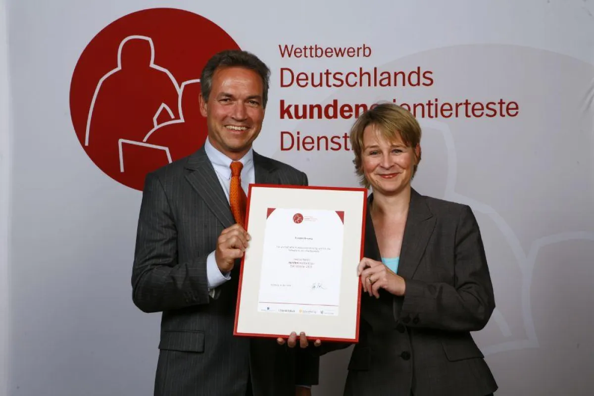Carl Mühlner (Geschäftsführer der Damovo-Gruppe Deutschland und Schweiz) sowie Dagmar Nies (Director Marketing bei Damovo) freuen sich über den Sonderpreis Telekommunikation. (Quelle: Damovo)