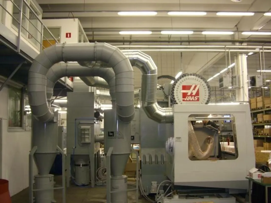 LTA-Patronenfilter DF 900 JET mit Precoatiereinheit & Späneerfassungskanal an einer Haas-Maschine VF-6/40 TR