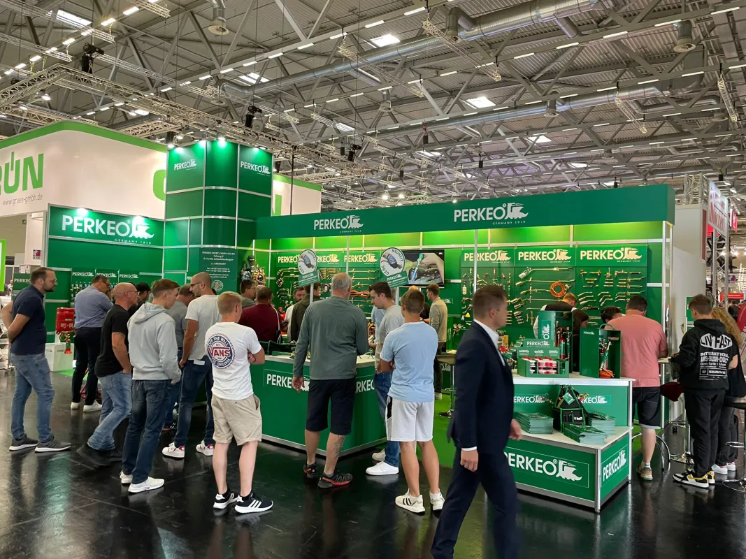 Interessierte Besucher am Stand von PERKEO-WERK (© PERKEO-WERK)