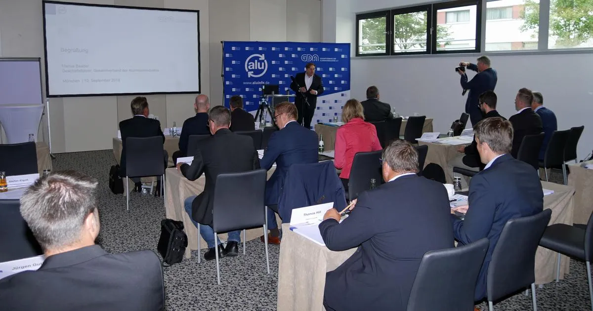 Marius Baader, Geschäftsführer beim Gesamtverband der Aluminiumindustrie (GDA) eröffnet den GDA-Work