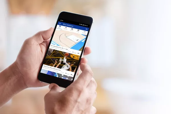 Bild: App in die Zukunft. Fans der Blue Dolphins bekommen Informationen per App direkt auf das Handy geliefert.