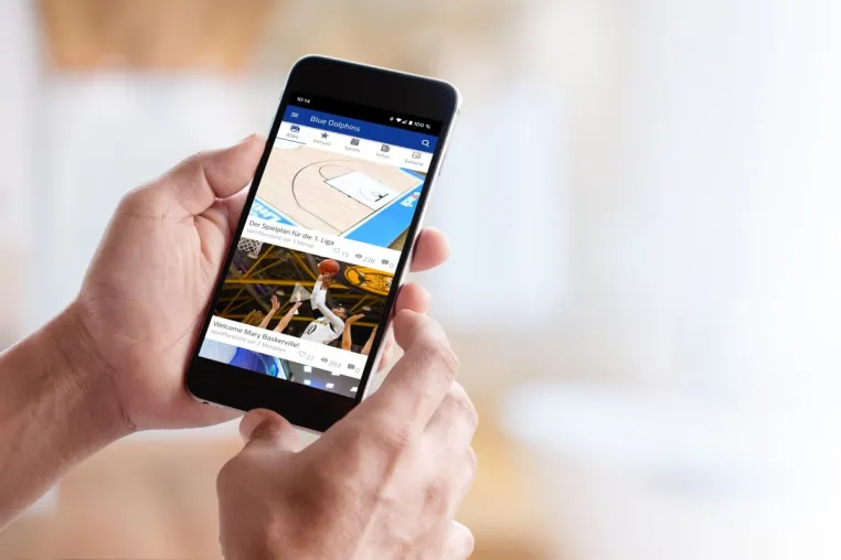 Bild: App in die Zukunft. Fans der Blue Dolphins bekommen Informationen per App direkt auf das Handy geliefert.