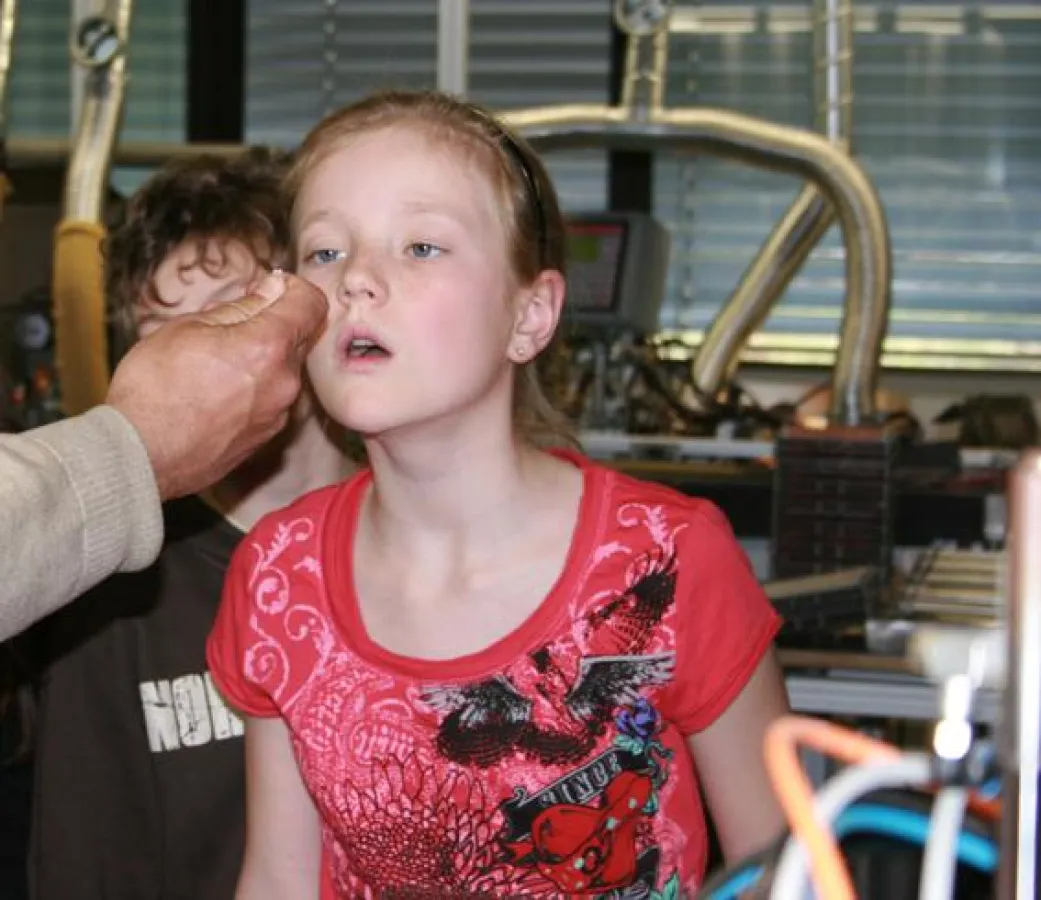 Silvia, 11 Jahre alt, Auge in Auge mit einem Thermo Bulb. Eigentlich will sie 