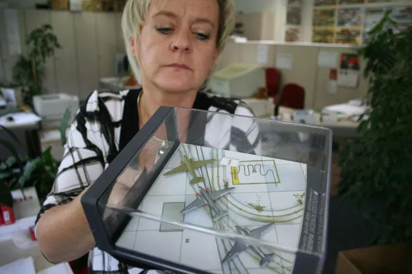 Bild: Erinnerungen an die Berliner Luftbrücke - Modellhersteller präsentiert Flugzeugmodelle mit Original-Sound