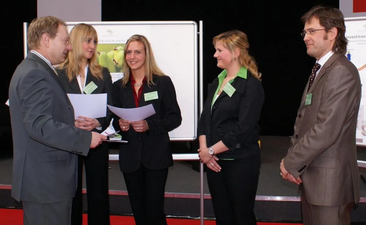 Burkhard Röhrig übergibt den Preis an die Studentinnen Büddicker, Herholz, Skoch im Beisein von Prof. Dr. Fallgatter (von links nach rechts