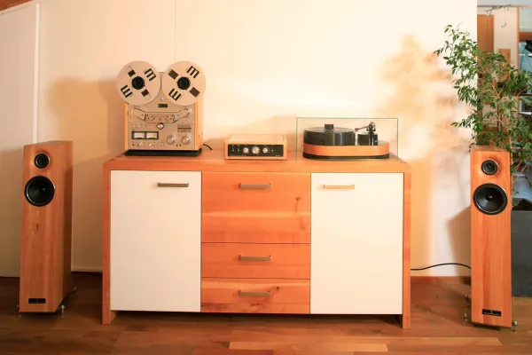 Bild: Die erste nachhaltige Highend-Hifi-Anlage aus dem Massivholz der Hersbrucker Alb von den Möbelmachern
