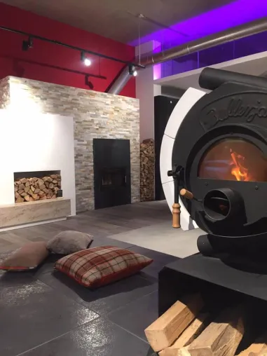 Bild: „Feuerabend“: Buller-Ofen öffnet Showroom für Krimilesung – Start einer neuen Veranstaltungsreihe