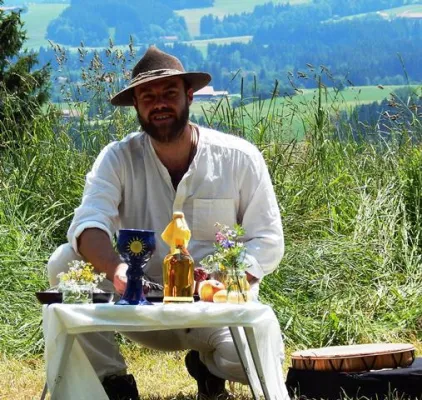 Bild: Krafttiere und Totem. Der Allgäuer Schamane begleitet die Menschen zu ihrem Lebensbegleiter
