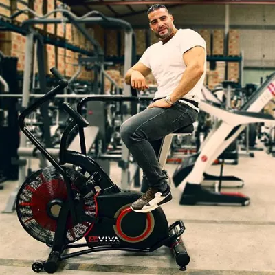 Bild: Box-Weltmeister Manuel Charr besucht AsVIVA und trainiert auf AsVIVA Airbike F1