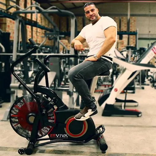 Bild: Box-Weltmeister Manuel Charr besucht AsVIVA und trainiert auf AsVIVA Airbike F1