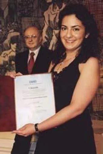 Bild: Rheinische Fachhochschule übergibt DAAD-Preis 2006 an türkische Studentin Azur Vidin