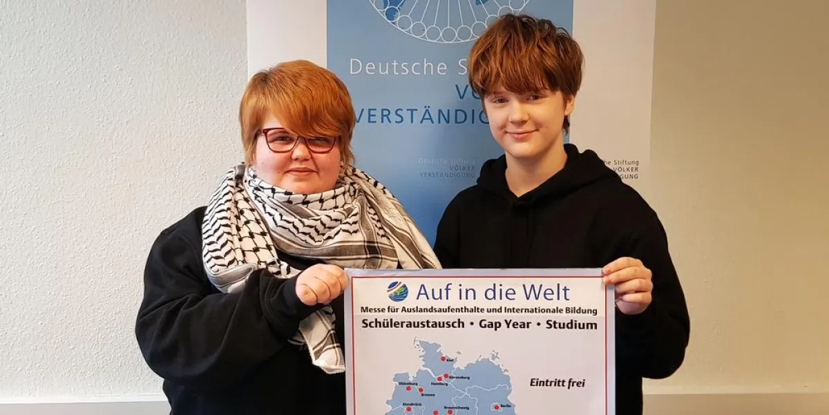 Clarissa und Sarah sind derzeit als FSJler aktiv (Foto: Dt. Stiftung Völkerverständigung)