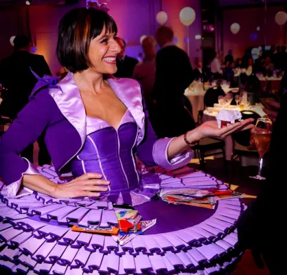 Bild: Walk Act mit Papierkunst - Eleganz in Bewegung