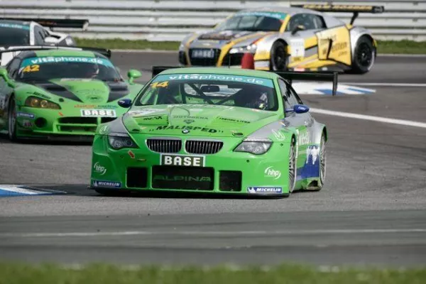 Bild: Auf der Überholspur: BASE neuer Serienpartner des ADAC GT Masters