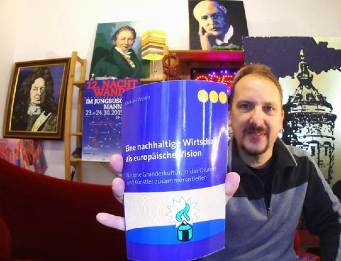 Michael Weiler mit Buch vor Erfindern von Carlowitz, Drais, Diesel