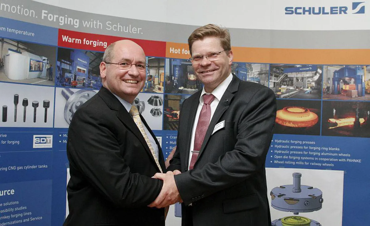 Arnd Kulaczewski (re), GF Schuler SMG, und Dr. Hendrik Schafstall, GF simufact, im Handshake