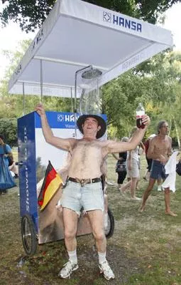 Bild: Duschen mal anders: Die HANSA SHOWER TO GO ist Frischekick und Spaßmagnet zugleich