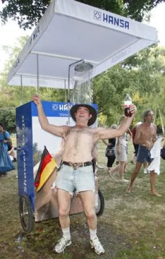 Duschen mal anders: Die HANSA SHOWER TO GO ist Frischekick und Spaßmagnet zugleich Bild: Duschen mal anders: Die HANSA SHOWER TO GO ist Frischekick und Spaßmagnet zugleich