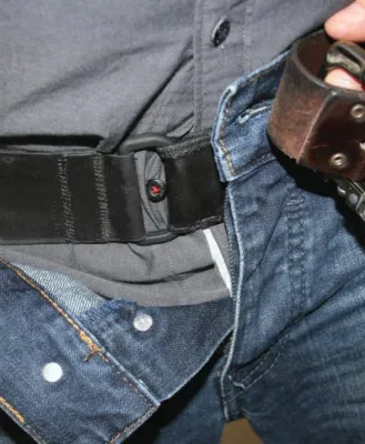 Bild: Der sichere Begleiter für Hemdträger: Shirt Anchor - Hält das Hemd in der Hose.