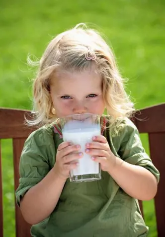 Bild: Der Expertentipp im Mai – Wie viel Milch braucht ein Kind?