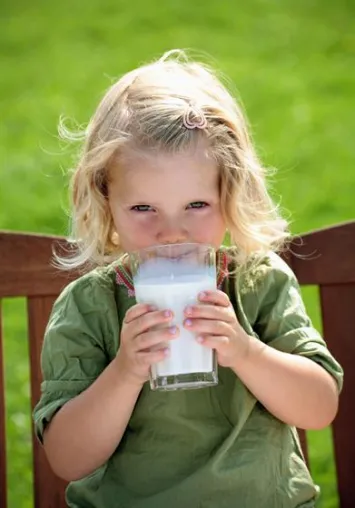 Bild: Der Expertentipp im Mai – Wie viel Milch braucht ein Kind?