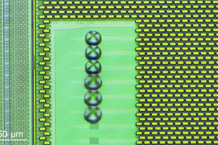 Bild: 3D-Druck auf Mikrochips für photonische Systeme und MEMS