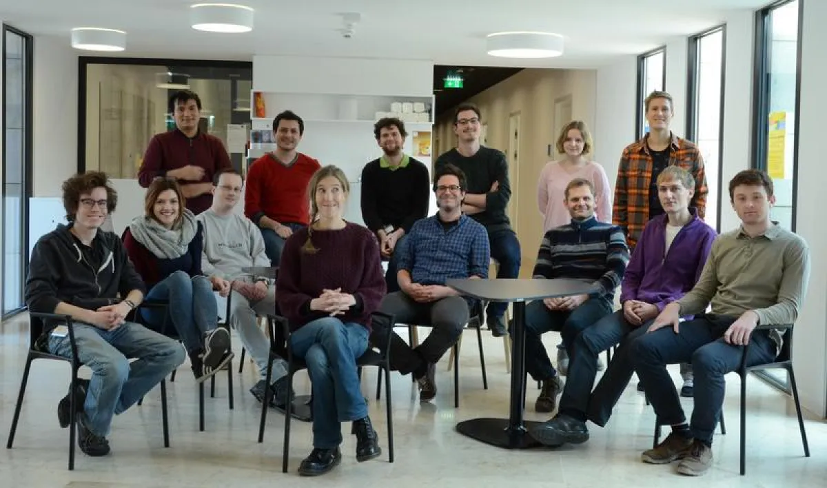 Zusammen mit ihren Forschungsgruppen am IST Austria beabsichtigen die Professoren Giorgios Katsaros (3.v.r.) und Johannes Fink (4.v.r., beide sitzend) zwei Bereiche der Quantenphysik zu vereinen. (IST