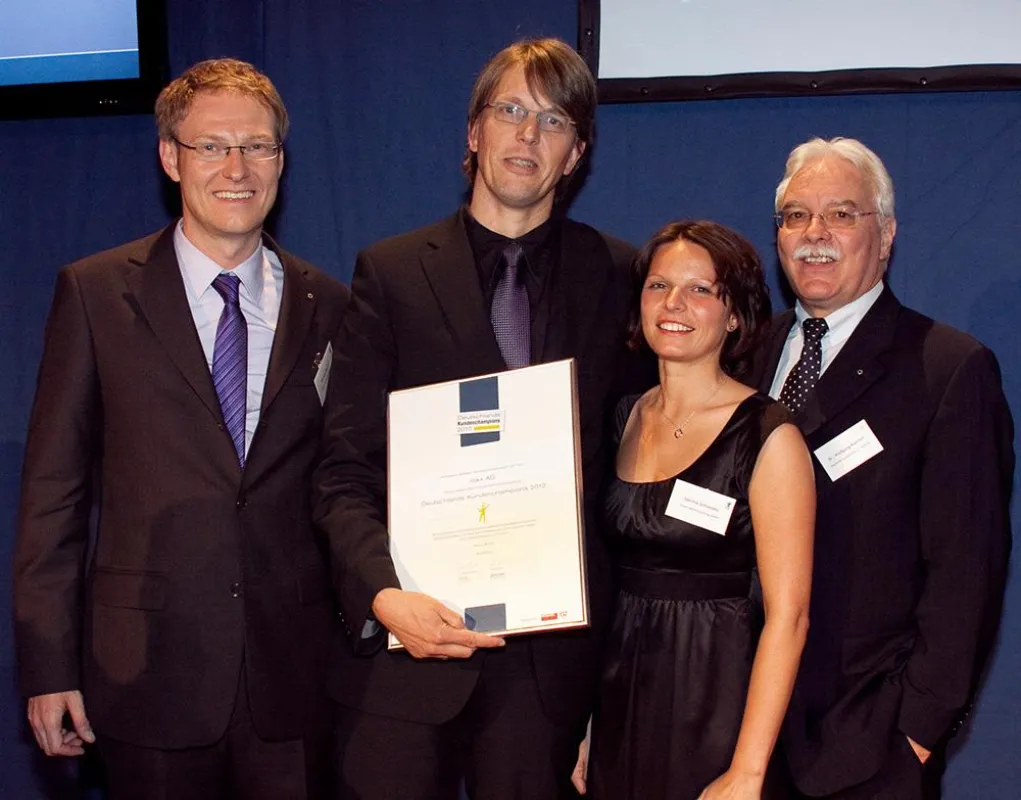 iloxx Kommunikations-Chef Jörg Popow freut sich über die Auszeichnung. Auf dem Bild: Roman Becker, forum! Marktforschung, Jörg Popow, iloxx AG, Dr. Wolfgang M. Kaerkes, DGQ e.V. und Sabrina Schwedes,