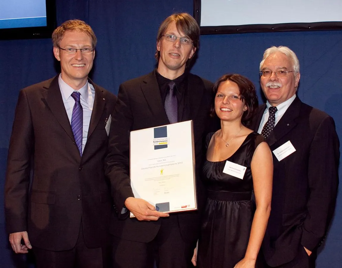 iloxx Kommunikations-Chef Jörg Popow freut sich über die Auszeichnung. Auf dem Bild: Roman Becker, forum! Marktforschung, Jörg Popow, iloxx AG, Dr. Wolfgang M. Kaerkes, DGQ e.V. und Sabrina Schwedes,