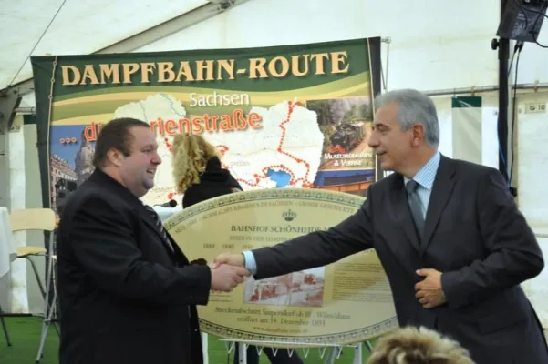 Bild: Ministerpräsident Stanislaw Tillich übergibt Dampfbahn-Routen-Schild für den Bahnhof Schönheide
