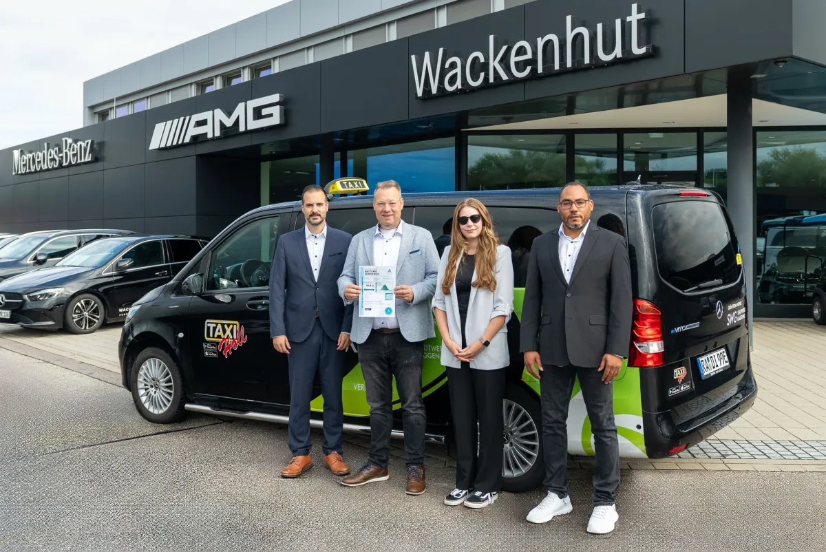 Übergabe des Batteriezertifikates (v.l. Hendrik Hildebrandt, Dirk Holl, Romy Holl, Mark Kilguß) (© Wackenhut GmbH & Co. KG)