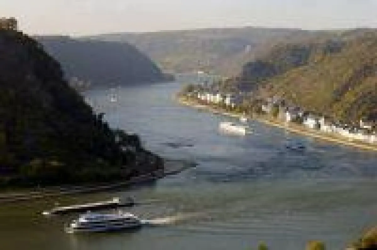Schiffsverkehr auf dem Rhein bei St. Goarshausen - © Romantischer Rhein Tourismus GmbH, Dietmar Guth