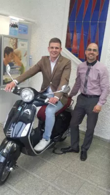 Bild: Kundin der Raiffeisenbank Hochfranken West eG gewinnt Vespa